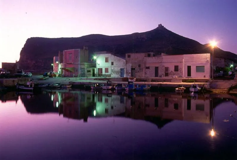 Il Cubo, Monovano Col Mare Su Tre Fronti. Favignana